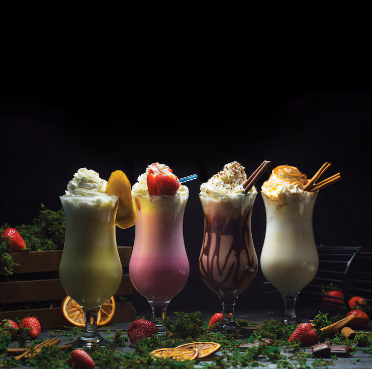 Patru băuturi cremoase cu fructe și topping de frișcă
